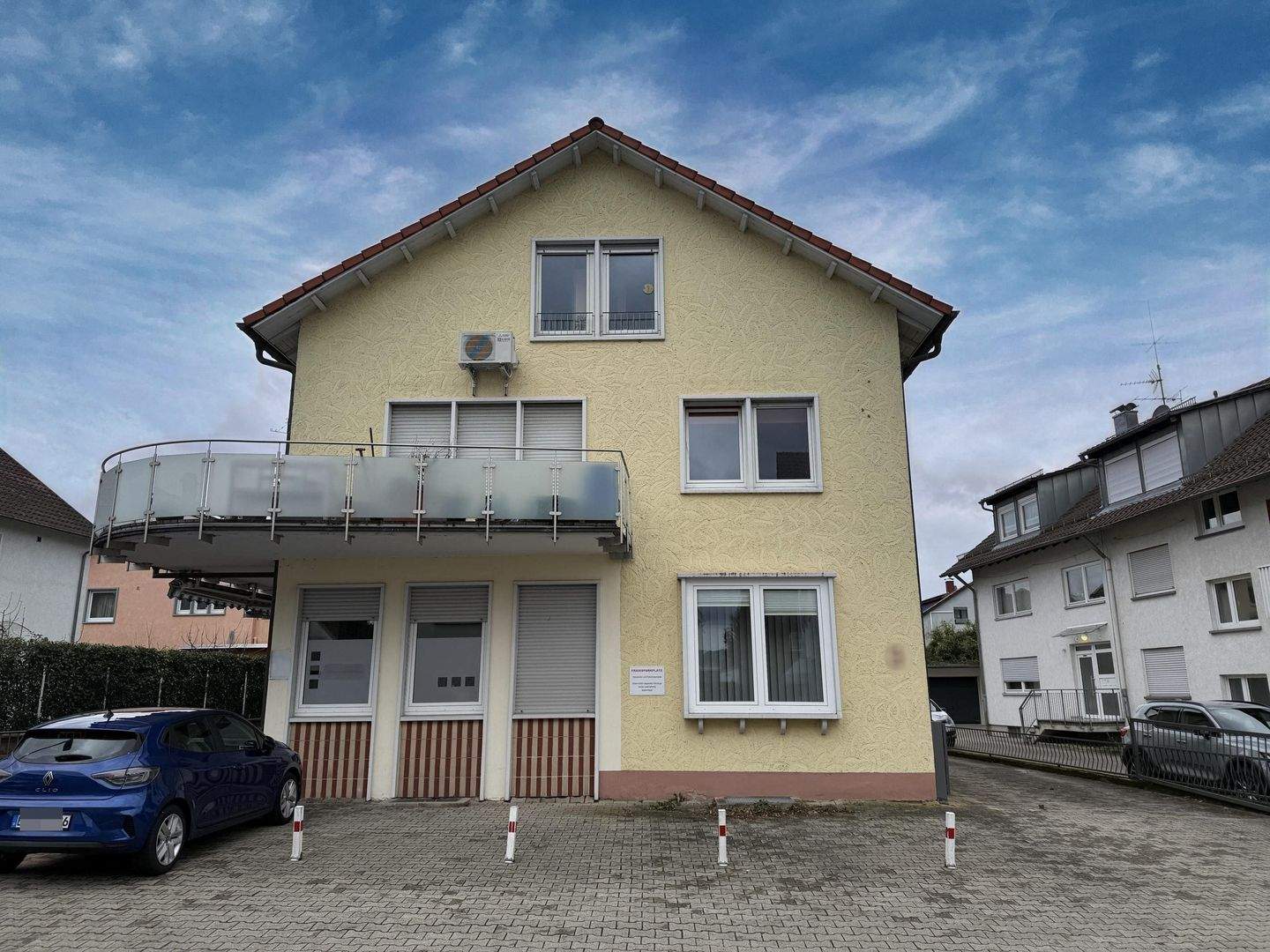 Attraktive Kapitalanlage: MFH mit Praxis, 4 Wohnungen & Garagen – Kuppenheim – Bild 1 von 9