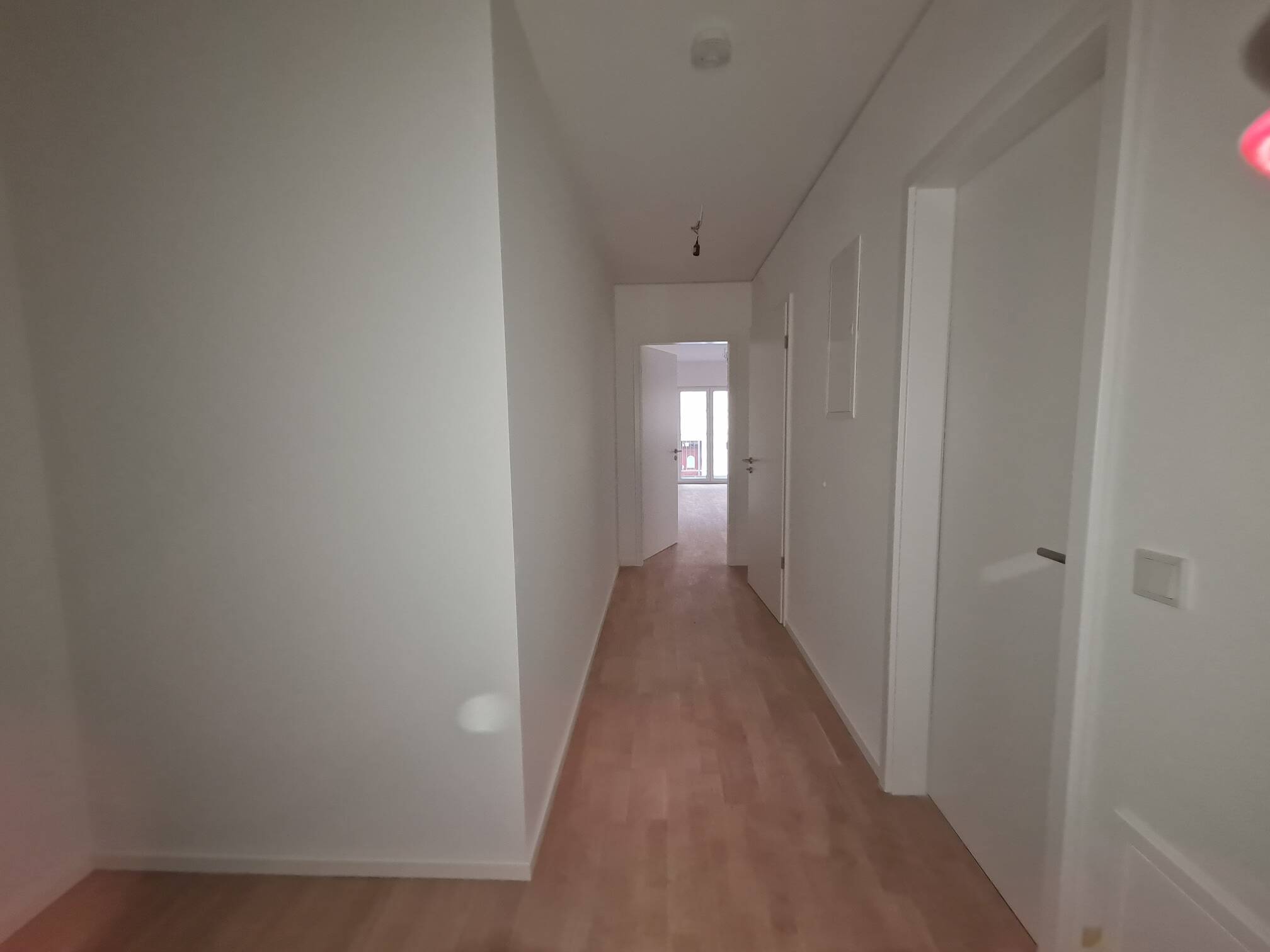 Schicke 2-Zimmerwohnung mit Parkett, Einbauküche, Balkon u. Fußbodenheizung – Magdeburg – Vorschaubild 2