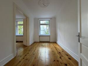 3,5-Zimmer-Altbauwohnung im Nordend mit Balkon, EBK und 3m hohen Decken – 60318 Frankfurt am Main – Vorschaubild 3