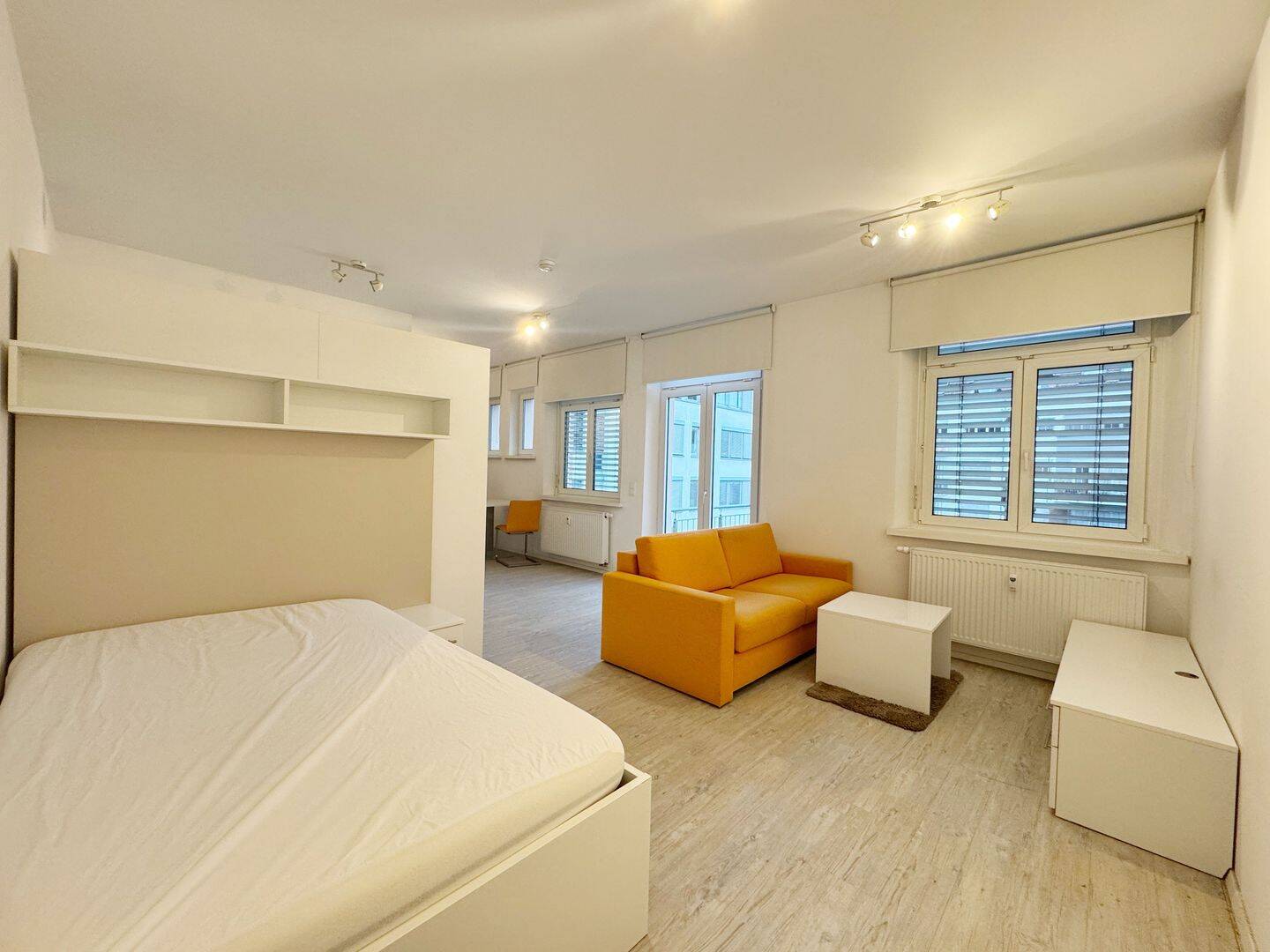 1 Zi Wohnung – modern möbliert an der Stadtgrenze zum ruhigen Innenhof gelegen