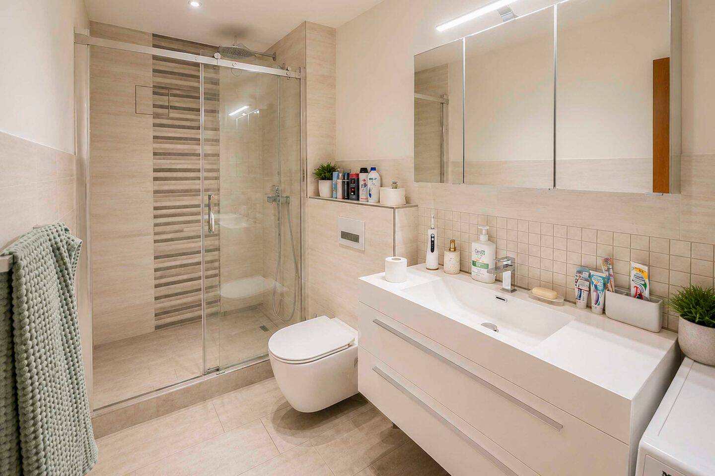 Erbpacht: Gepflegte 3-Zimmer-Maisonette mit Südbalkon, Tiefgarage & Pool in Hannover