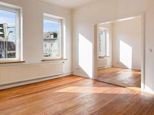 Lichtdurchflutete 4,5-Zimmer-Wohnung | Hochwertig kernsaniert | Echtholzböden | Massivholzküche | Walk-In Dusche - WG geeignet – 24837 Schleswig – Vorschaubild 1