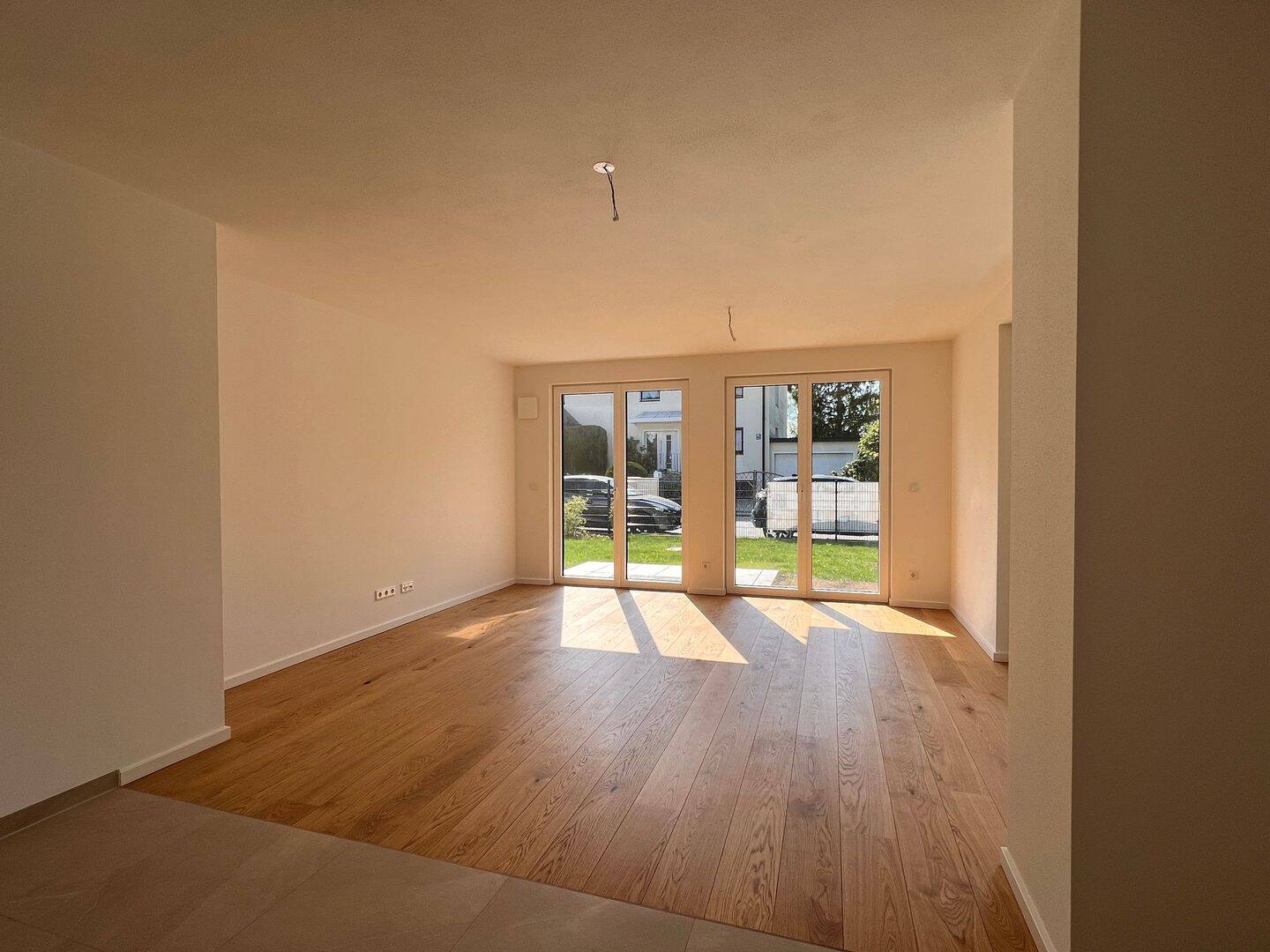 Wohnkomfort + Qualität ! - Hochwertig ausgestattete 3-Zimmer-Erdgeschosswohnung mit sonnigem Garten – München – Vorschaubild 2