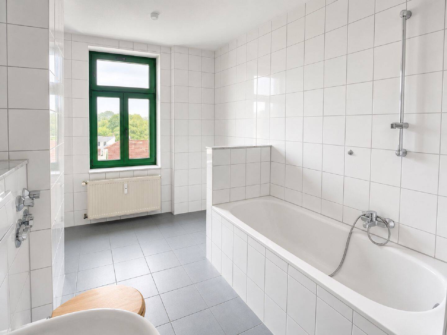 2-Zimmer-Wohnung - große Küche, Laminat, Badewanne - sehr schöne Lage, direkt am Auenwald – Leipzig – Vorschaubild 4