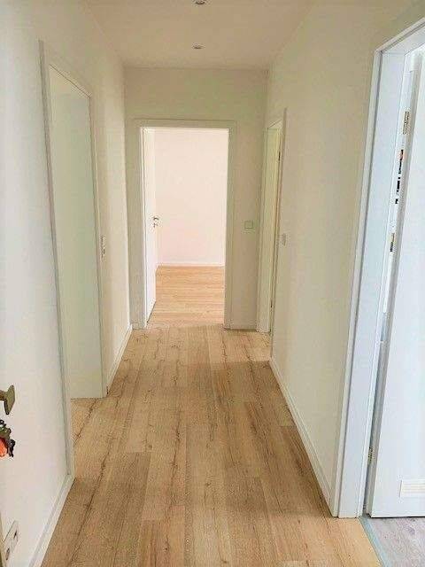 Gemütliche 2-Raum Wohnung mit Balkon ins Grüne sucht Nachmieter. – Magdeburg – Vorschaubild 4