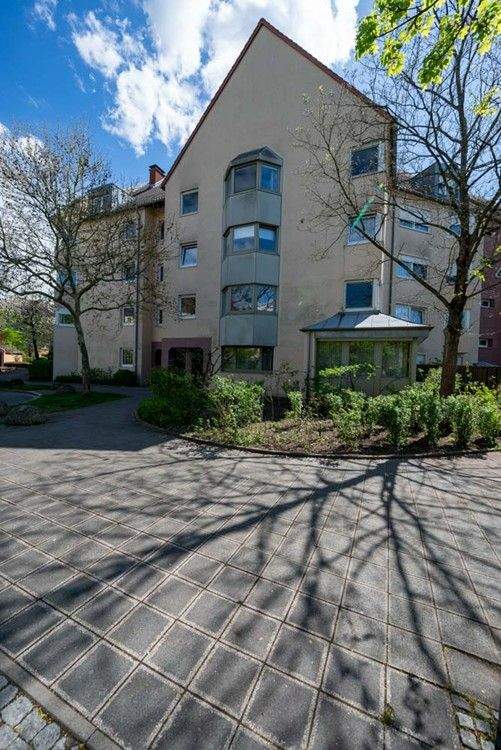großzügige, helle 4 ZW mit großer Südloggia, Gaste-WC Abstellraum und Tiefgarage – Nürnberg – Bild 1 von 9