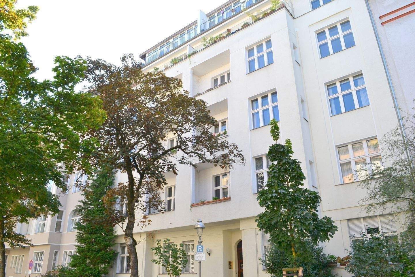Herrschaftliche Altbau-Eigentumswohnung*4 bis 5 Zimmer*Balkon*Lift*geschliffenes Parkett*Stuck*City West*hohe Decken – Berlin – Bild 1 von 9