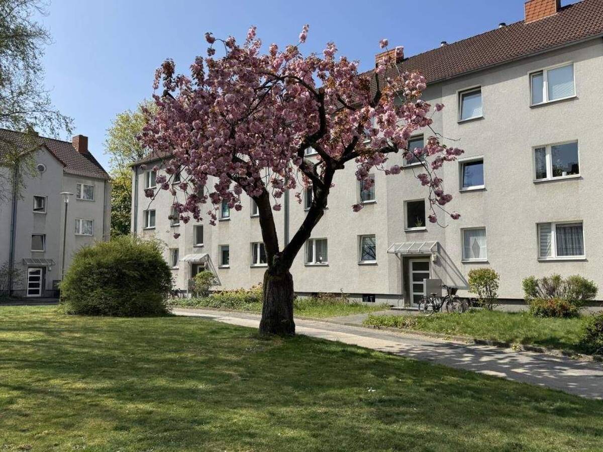 ACHTUNG SOMMERAKTION ! Kapitalanlage! Helle 3-Zimmer-Wohnung mit Balkon in D-Holthausen – 40589 Düsseldorf – Bild 1 von 9