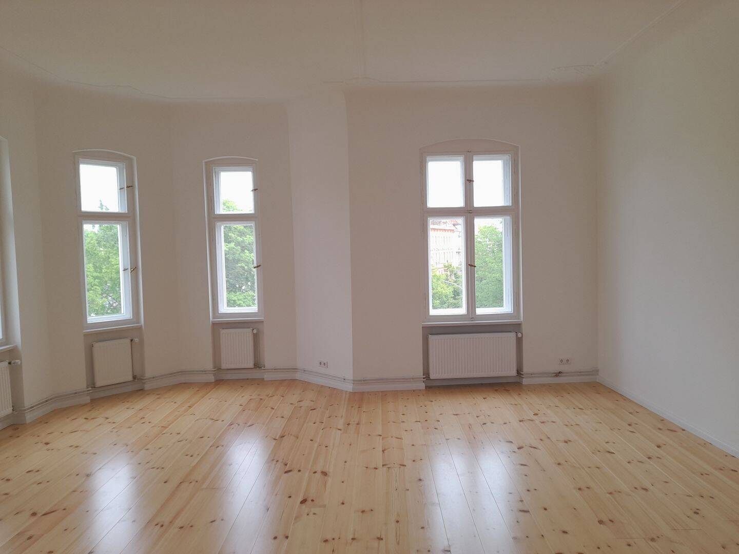 Sehr geräumige, voll sanierte 2-Zimmer-Whg., 3.OG, AB, Dielenböden, Dusche, Stuck – Berlin – Vorschaubild 2