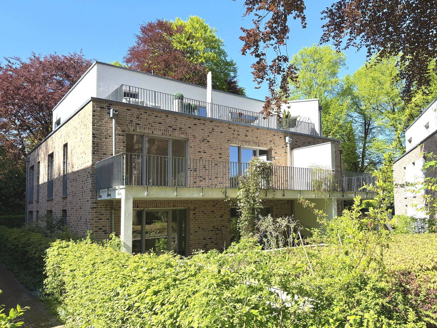 Am Naturschutzgebiet zuhause: Großzügige Maisonette mit Terrasse und Balkon – Hamburg – Bild 1 von 9