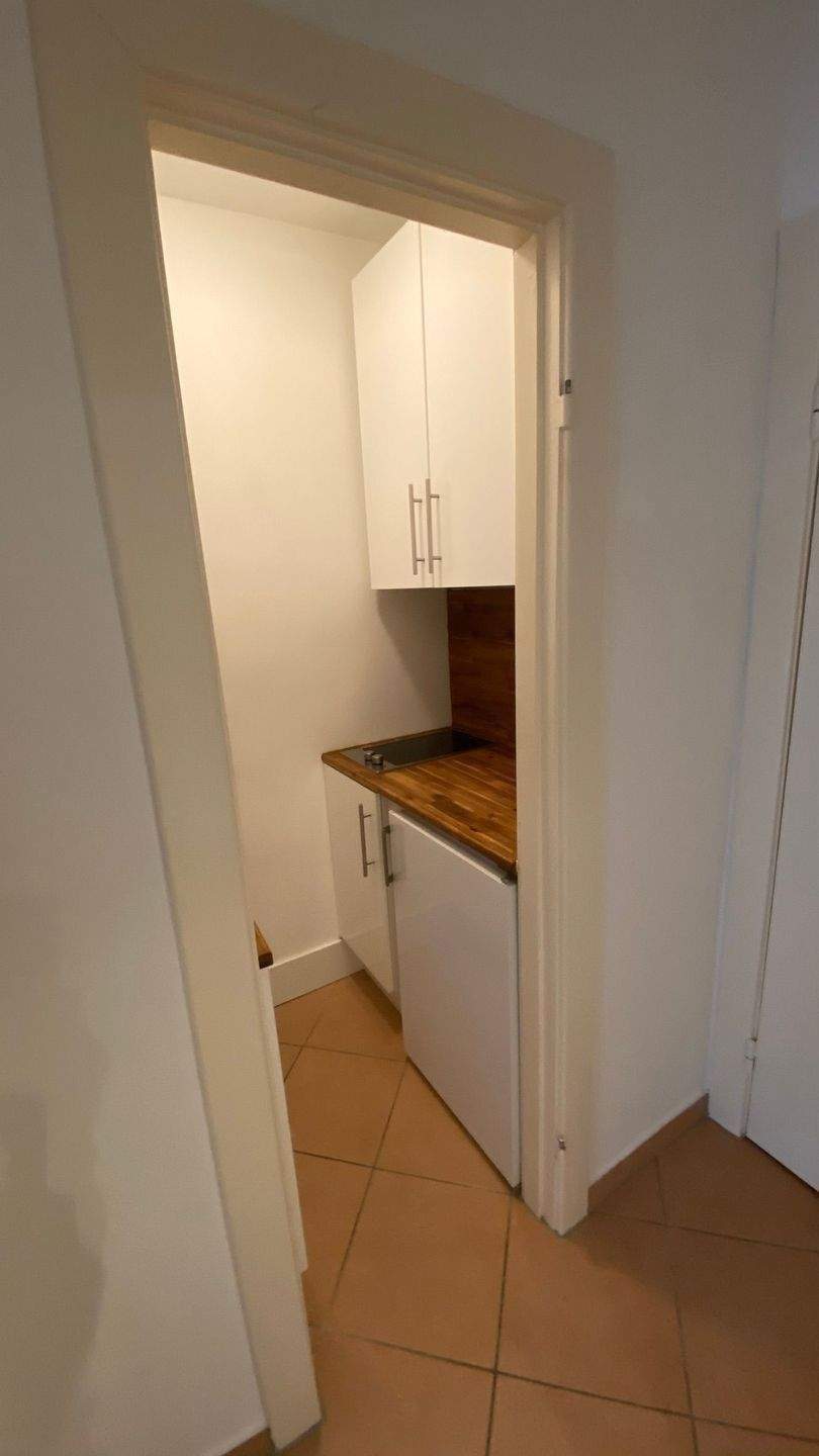 Winterhude: Appartement, ebenerdiges Duschbad, Einbauküche, 1. OG, Fahrstuhl, französicher Balkon, renoviert!!*** – Hamburg – Vorschaubild 2