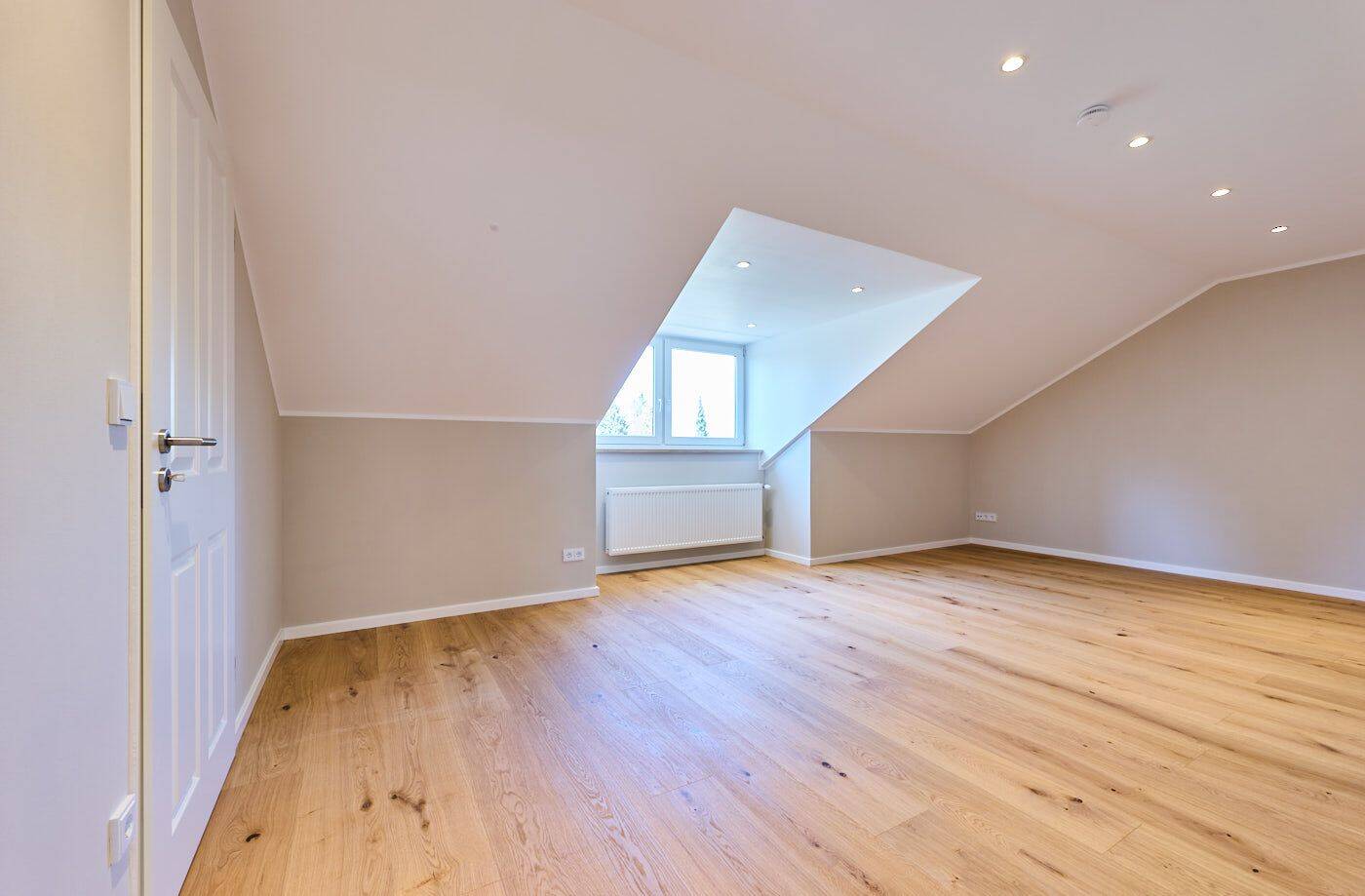 Exklusiv sanierte Dachgeschosswohnung in begehrter Waldtruderinger Lage – München – Vorschaubild 5