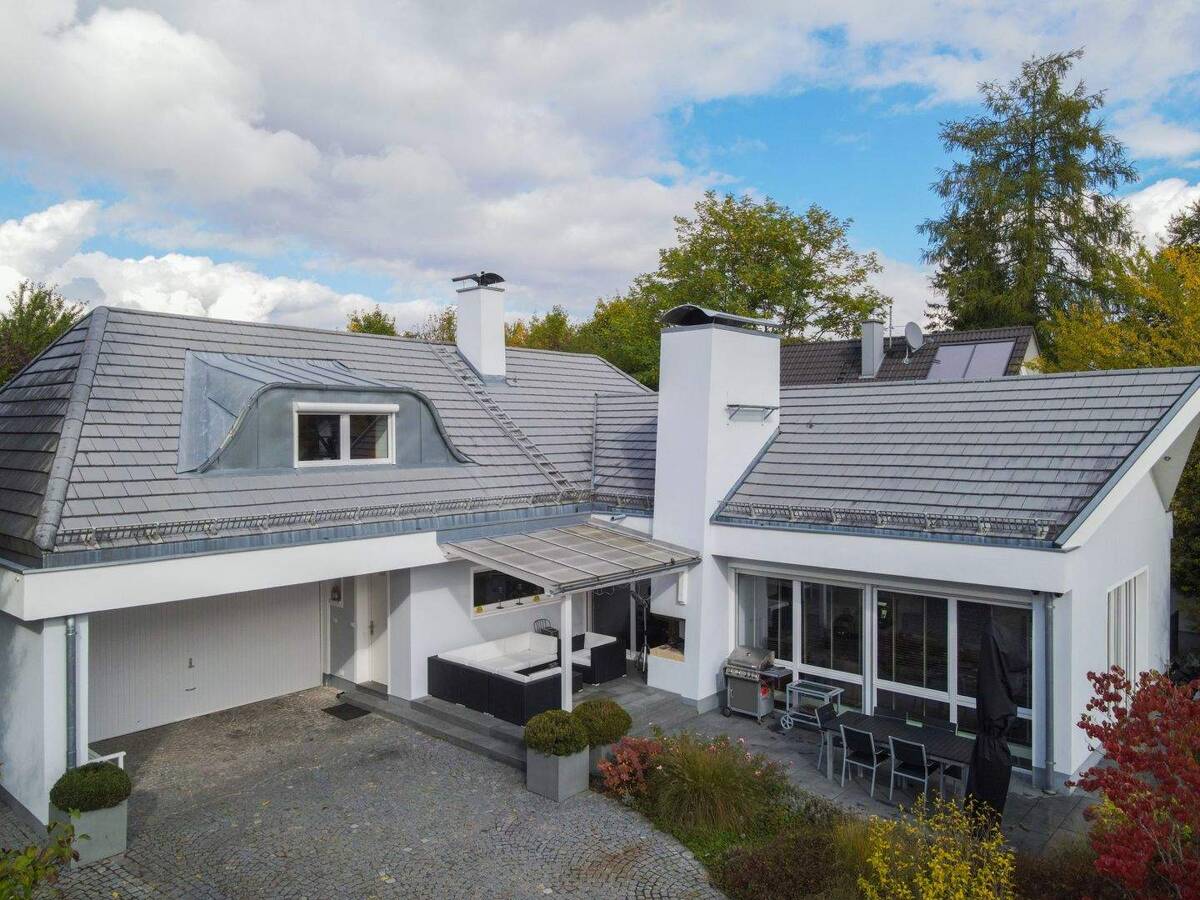***Exklusive Villa, idyllische Lage direkt am Waldrand von Waldtrudering***prominenter Vorbesitz*** – 81827 München – Bild 1 von 9