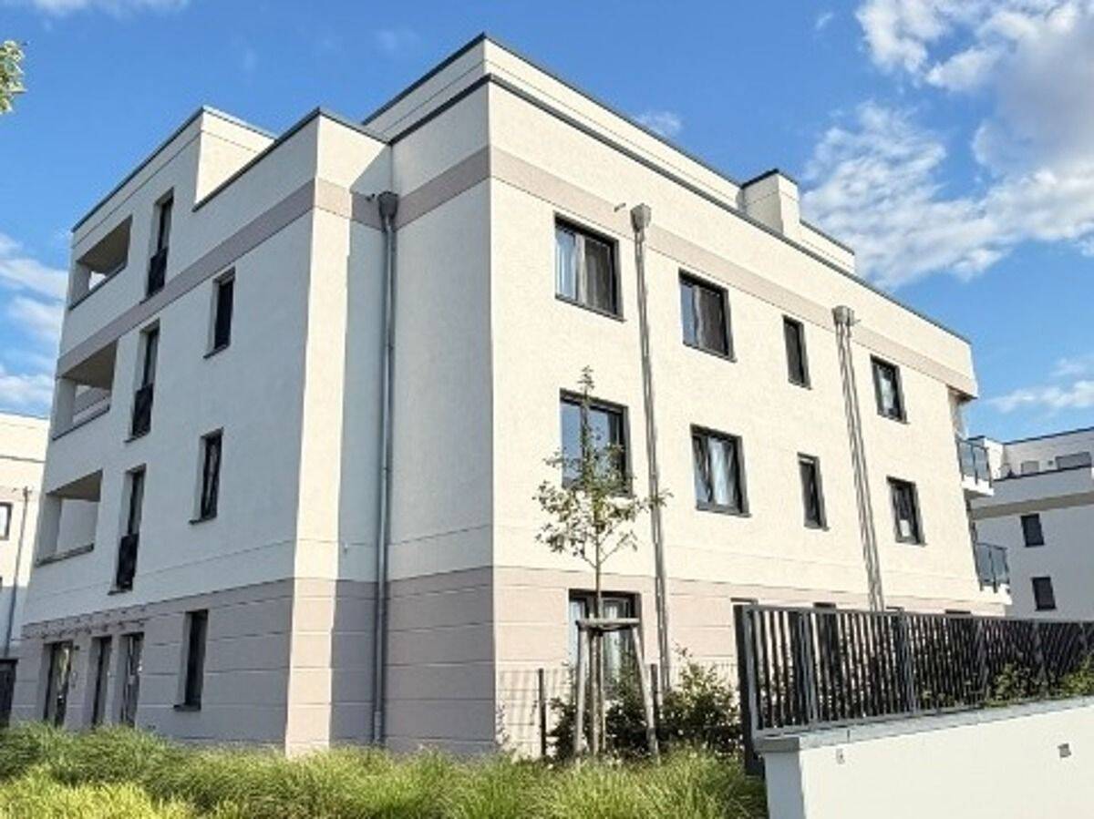 Familienfreundliche 4-Zi.-Wohnung mit 2 Bädern, Abstellraum, Balkon & TG-Stellplatz in Schönefeld – 12529 Berlin – Bild 1 von 9