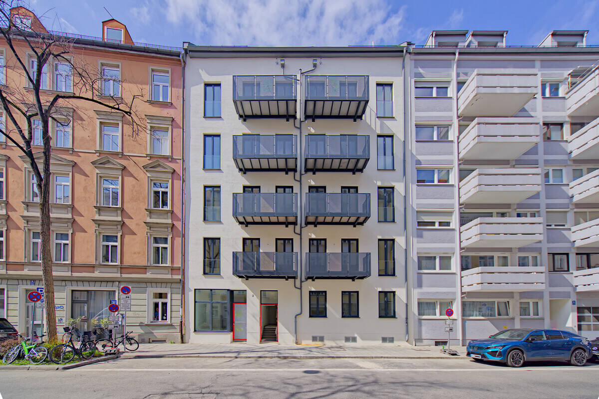 Erstbezug: Exklusive - Sonnige & möblierte 3-Zimmer-Dachgeschoss-Wohnung im Herzen von München