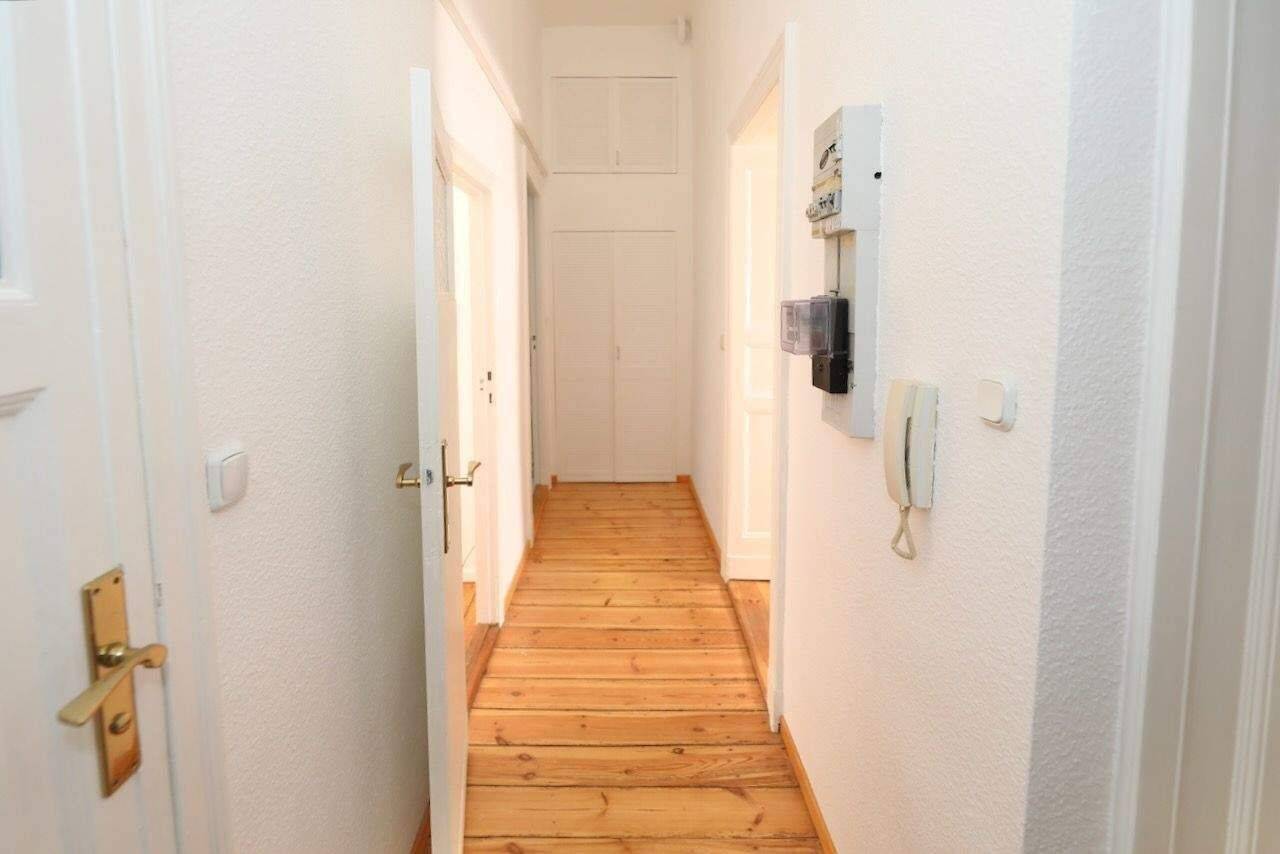 PRAKTISCHES ERDGESCHOSS - SCHÖNE HOLZDIELEN,& STUCK- IM RHEINGAUVIERTEL, NÄHE HEIDELBERGER PLATZ – Berlin – Vorschaubild 2