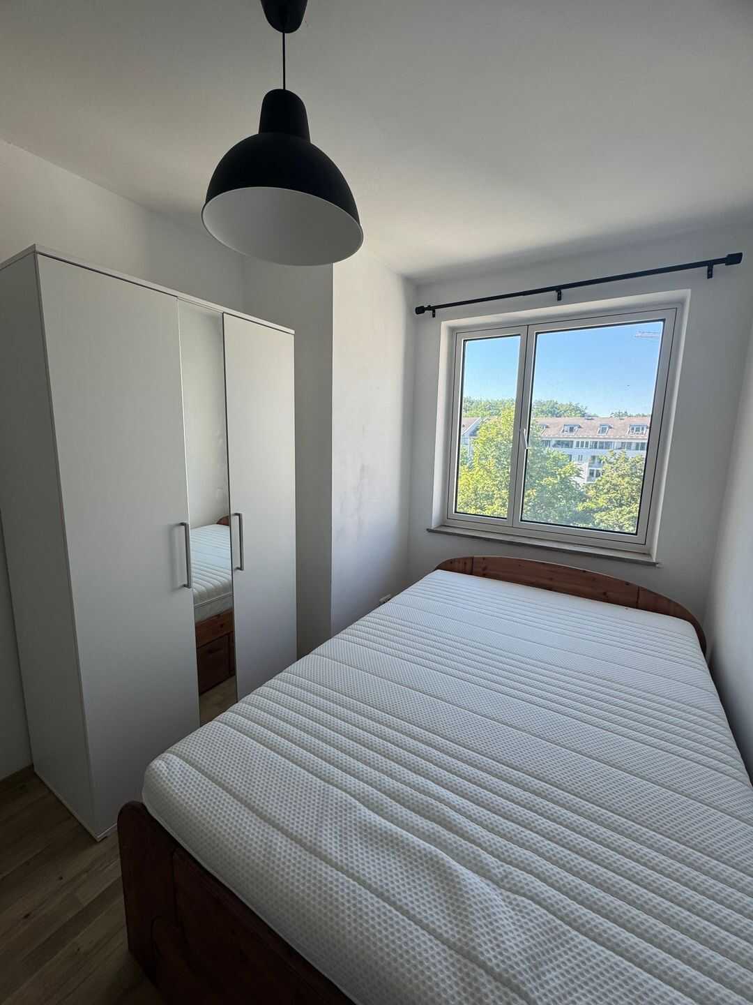 Ein möbliertes Zimmer steht in einer hellen und geräumigen 74,79 m2 großen Wohnung in München-Obersendling zur Verfügung.