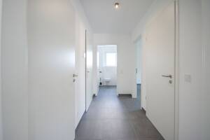 Erstbezug! Exklusive 3-Zimmer-Wohnung mit Dachterrasse und TG-Stellplatz in Rheinnähe von Köln-Sürth – 50999 Köln – Vorschaubild 9