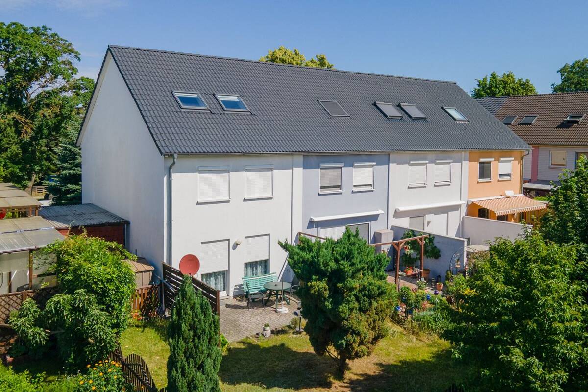 Mit Keller, ausgebautem Dach, Carport und Süd-Terrasse: Vermietetes Reihenendhaus in Rüdersdorf – 15562 Rüdersdorf bei Berlin – Bild 1 von 9