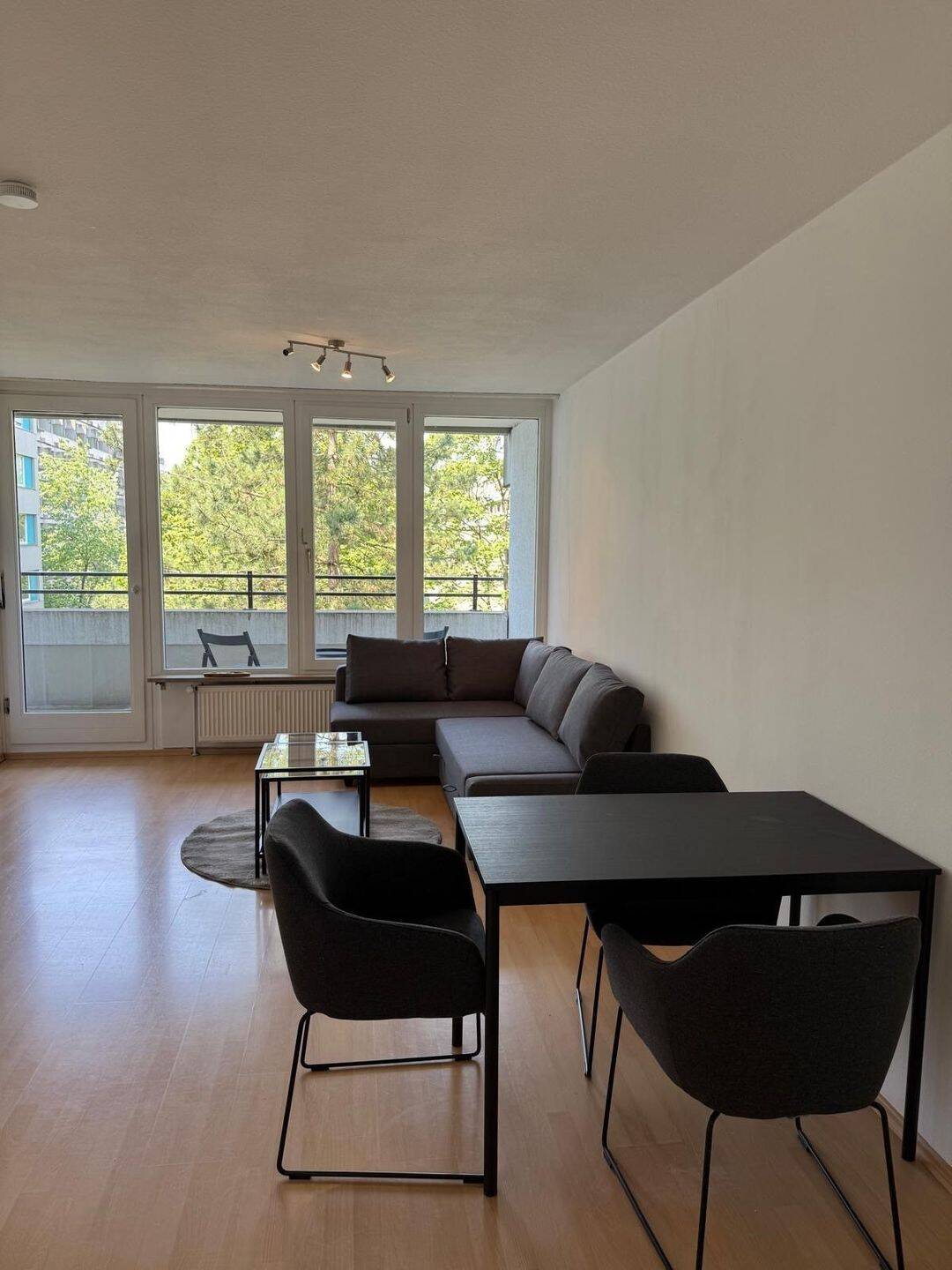 Stilvoll möblierte 2- Zimmer- Wohnung mit großem Balkon in München- Haidhausen – München – Vorschaubild 4