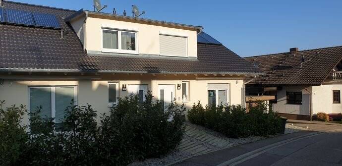 Neuwertige, wunderschöne, großzügige + exclusiv ausgestattete Doppelhaushälfte mit 2 Terrassen, Garten + Garage in ruhiger + sonniger Aussichtslage – Gernsbach – Bild 1 von 9