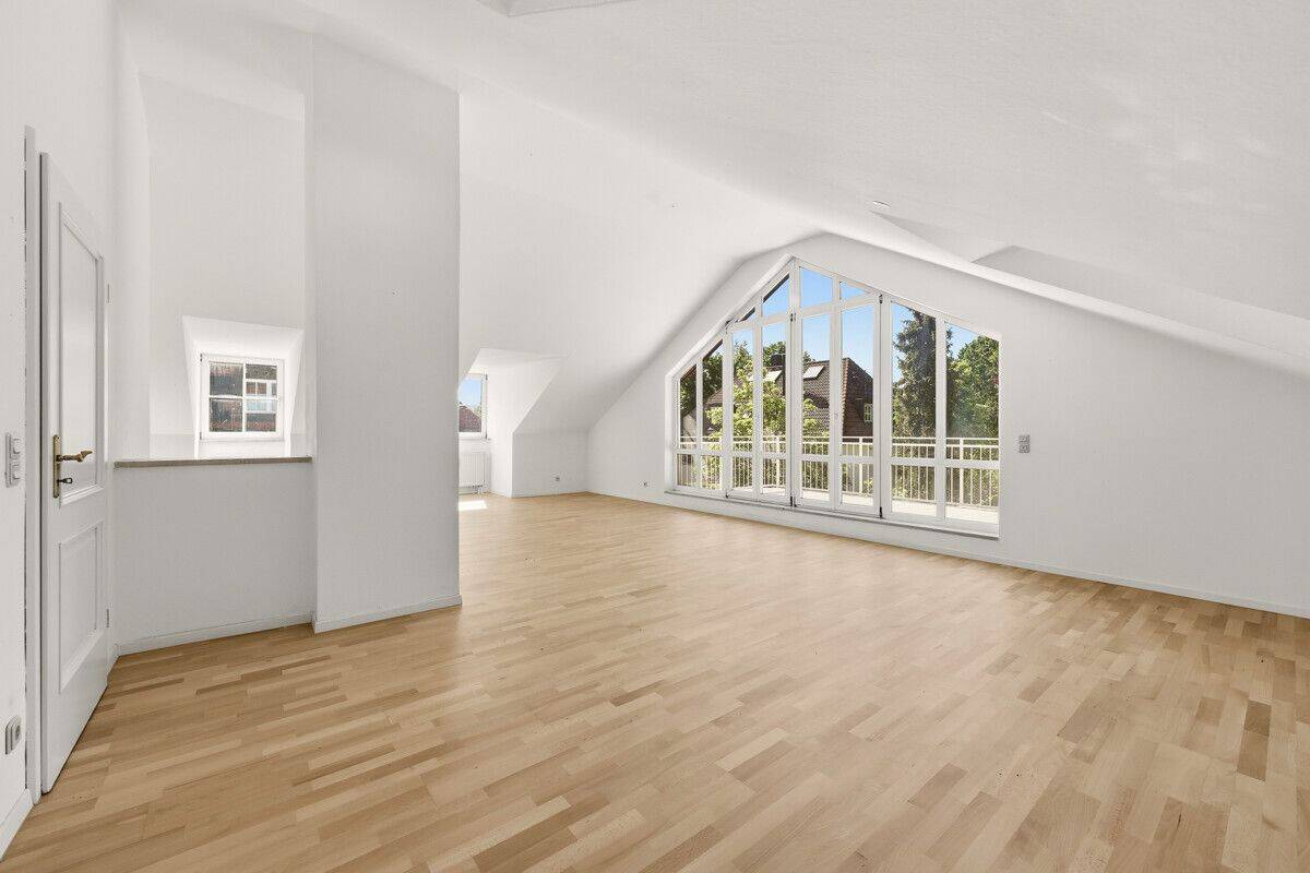Lichtdurchflutete Dachgeschosswohnung in ruhiger Lage mit großer Fensterfront & Dachterrasse – München – Vorschaubild 2