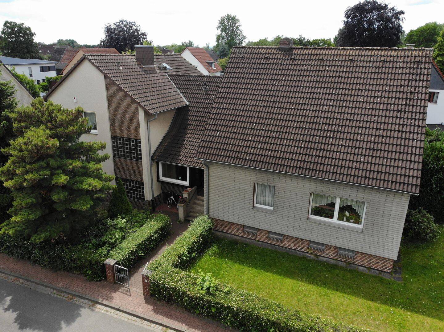 2 gepfl. Häuser ( ca. 250 m² Wfl. ) auf 1.000 m² Grundstück in ruhiger Lage, Nähe Leinemasch