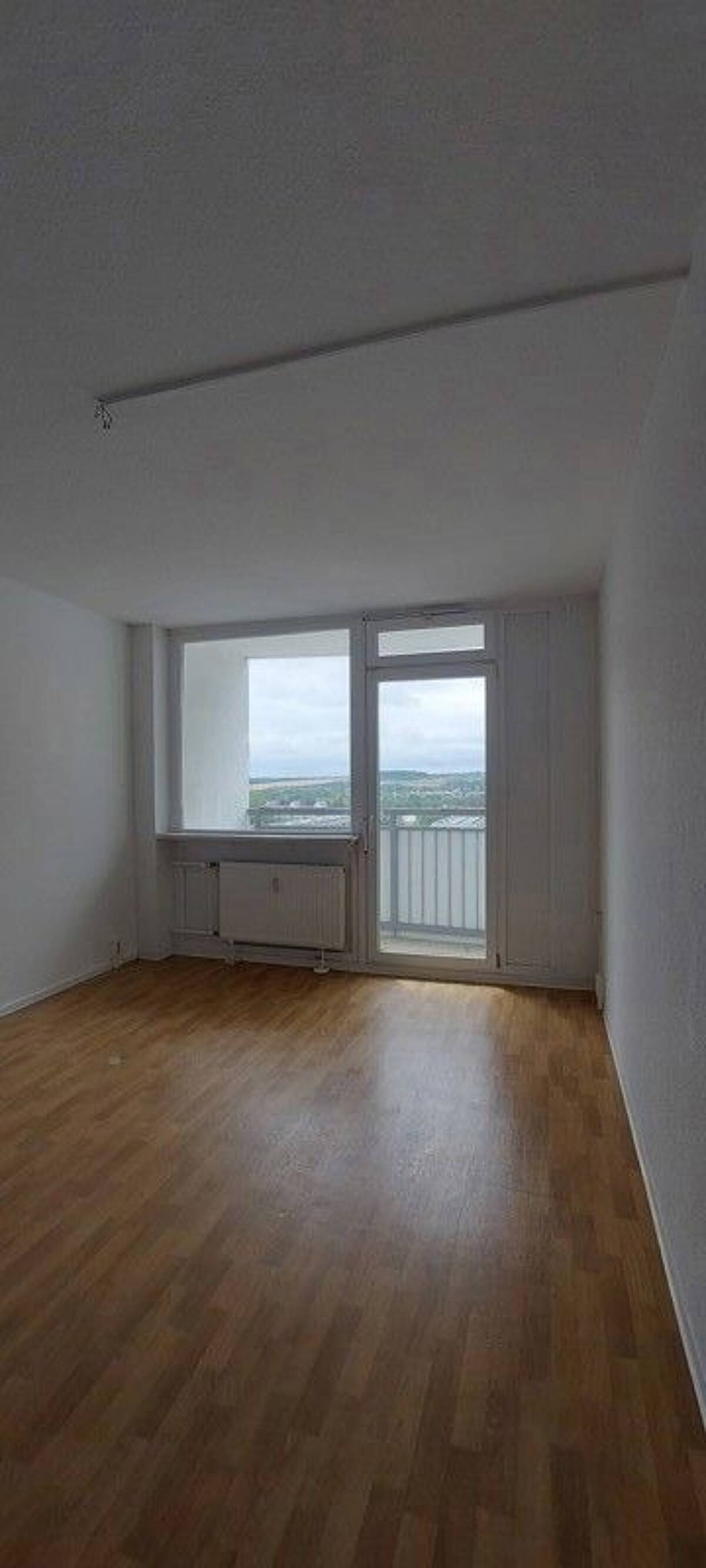 Familienfreundliche 3-Zimmerwohnung mit Balkon und Aufzug! – 1239 Dresden – Bild 1 von 9