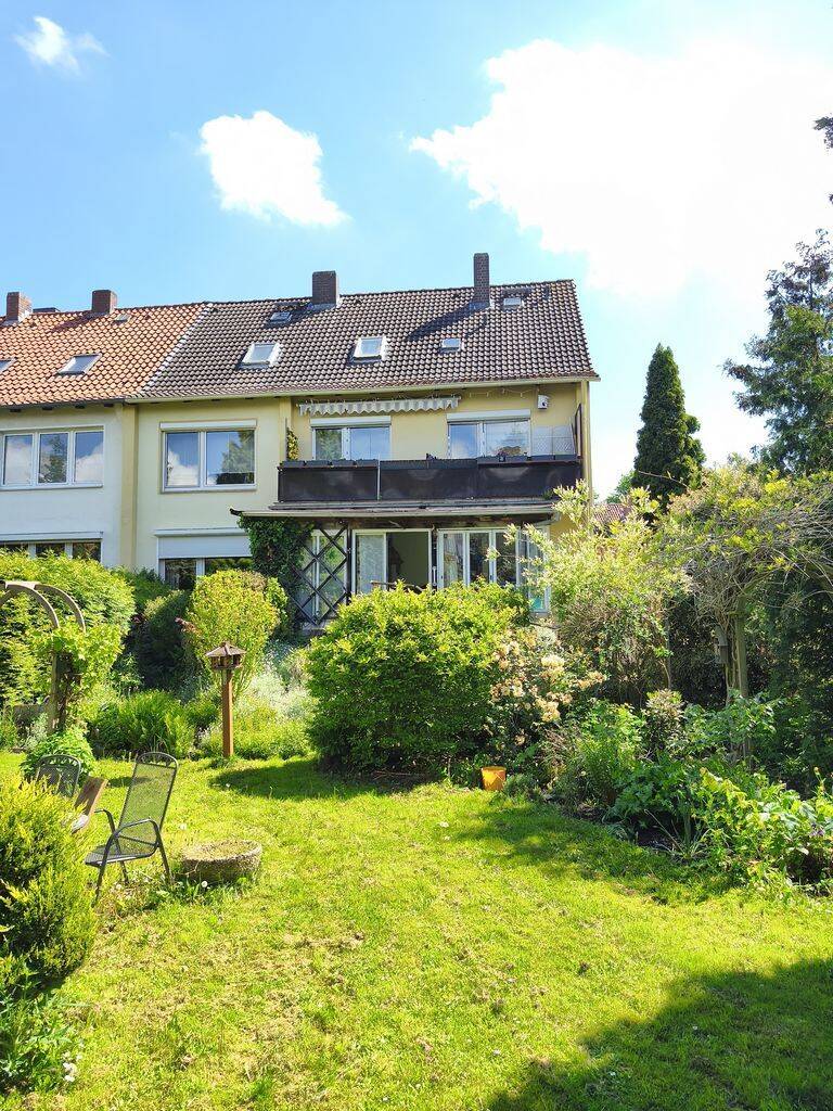 Hannover-Badenstedt - Mehrfamilienhaus, 3 Wohnungen mit schönem Garten in Ruhiger Lage