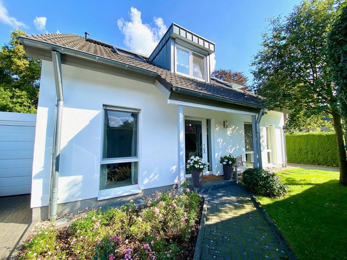 Traumhaus im Einzugsgebiet Düsseldorf: Lichtdurchflutet - Hochwertig - Zukunftsorientiert – Krefeld – Bild 1 von 9