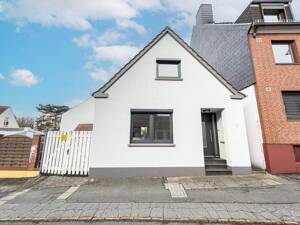 Charmantes Einfamilienhaus mit 3 Zimmern und 2 Bädern - modernisiert & sofort verfügbar