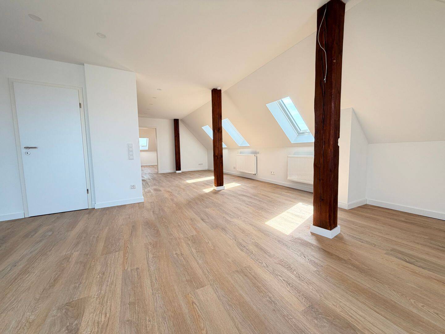 Erstbezug nach DG-Ausbau +++ Moderne 3-Zimmer-Wohnung mit Einbauküche & Aufzug – Nürnberg – Vorschaubild 2