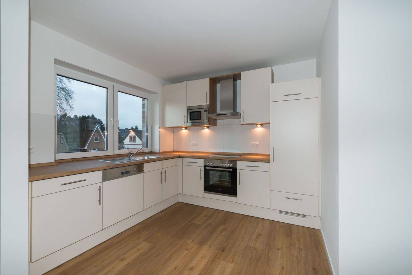 Neuwertige Komfortwohnung mit großem Balkon und Carport-Stellplatz – Hamburg – Vorschaubild 5