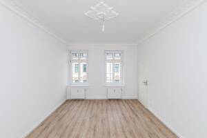Helle 2-Zimmer-Wohnung mit Altbaudetails und ruhigem Balkon