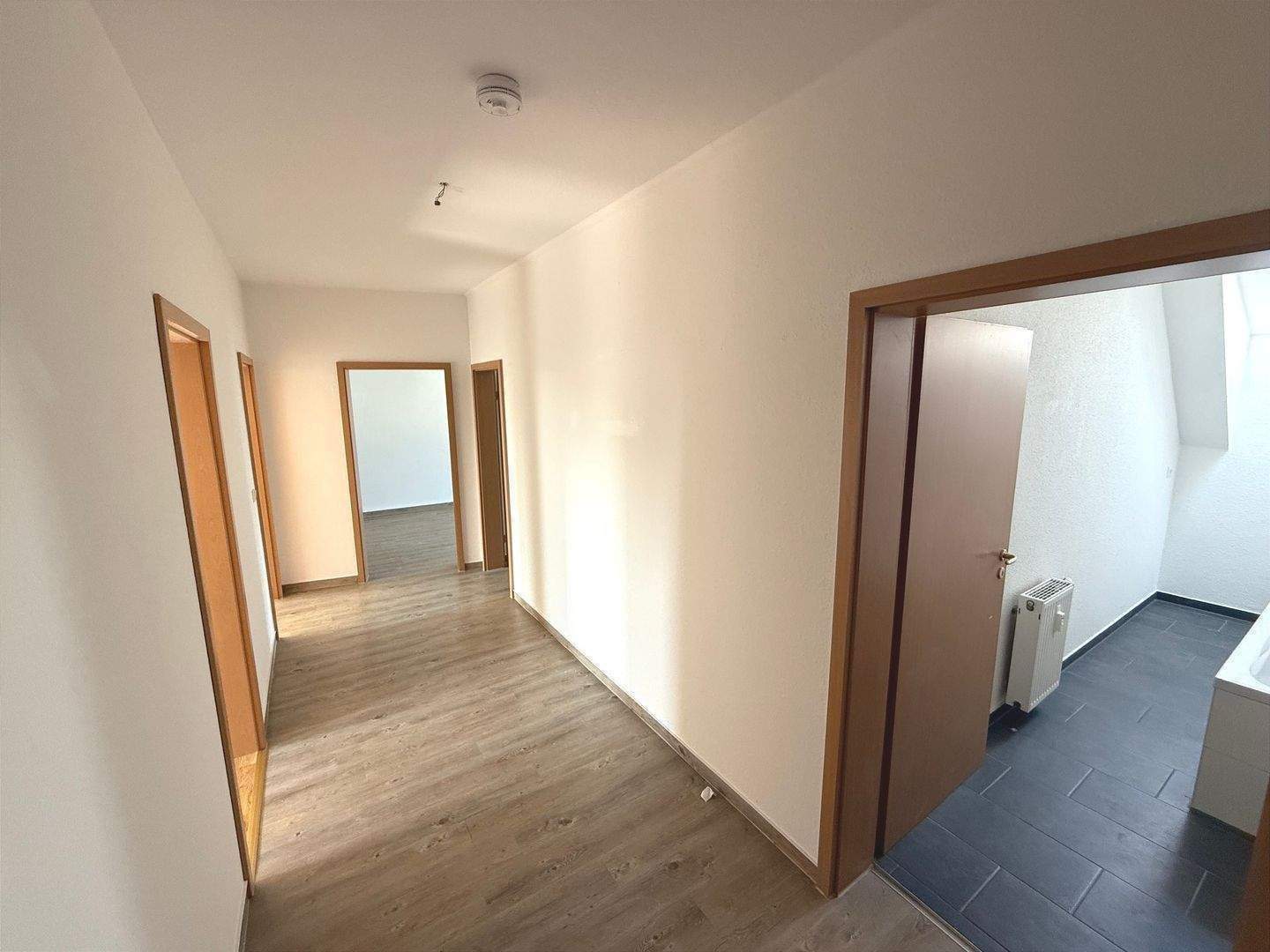 Wohnen im Dachgeschoss - 3 Zimmer- EBK - zwei Bäder – Chemnitz – Vorschaubild 5