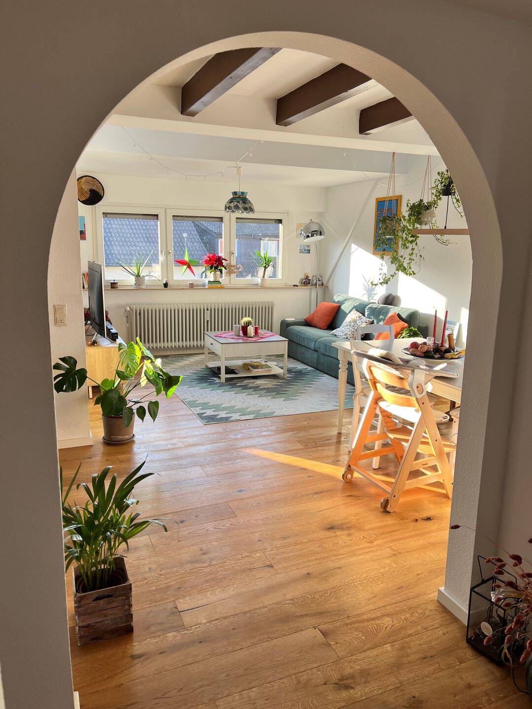 ZWISCHENMIETE: Helle & stilvolle Maisonette-Wohnung mit Schwarzwaldblick (möbliert, August–Dezember)
