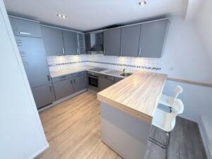 Moderne Eleganz: Stilvoll modernisierte Dachgeschosswohnung in bester Lage