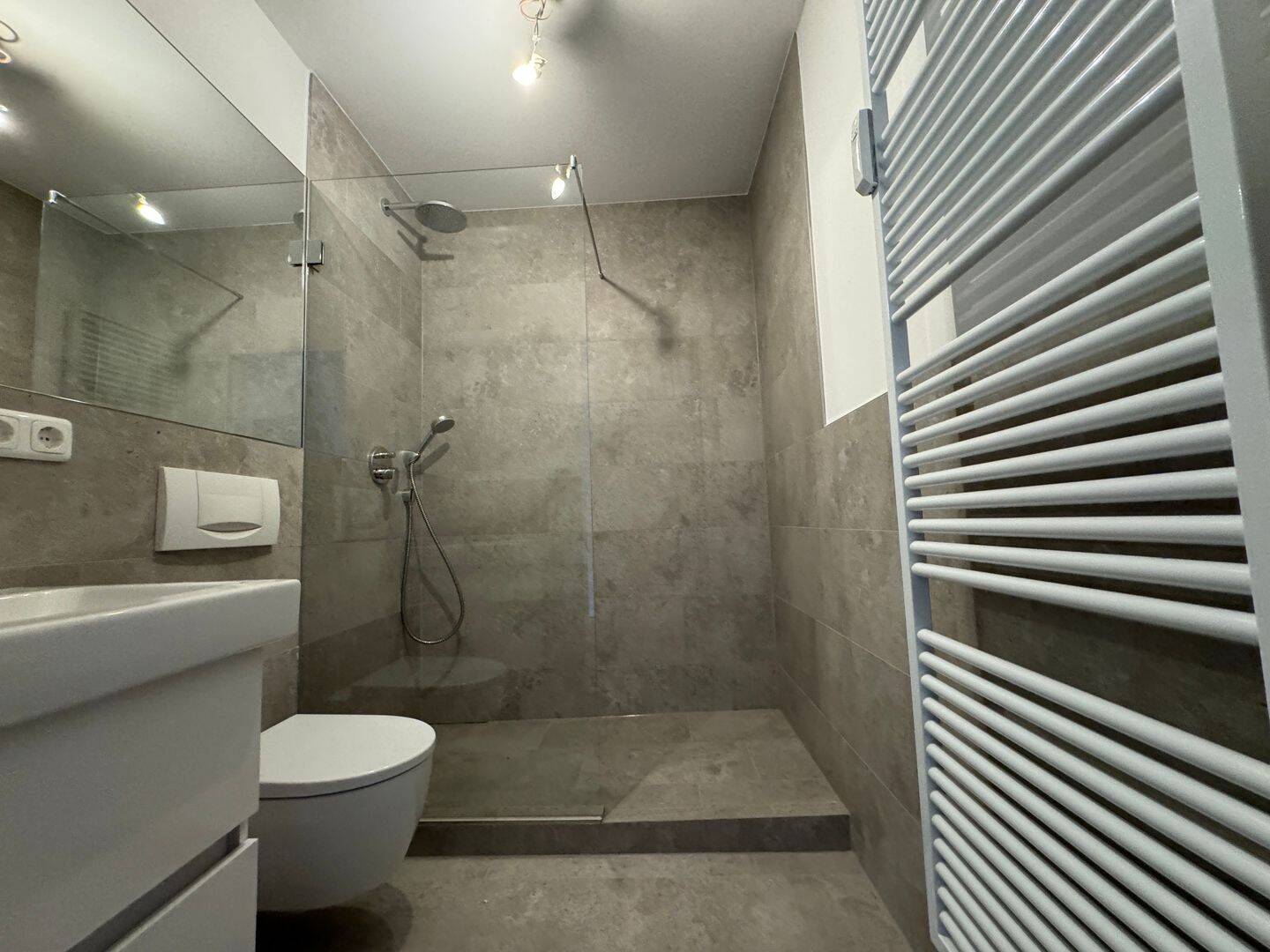TOP 3-ZIMMER WOHNUNG, HOCHWERTIG SANIERT, MIT NEUER EINBAUKÜCHE, WESTBALKON – Berlin – Vorschaubild 8