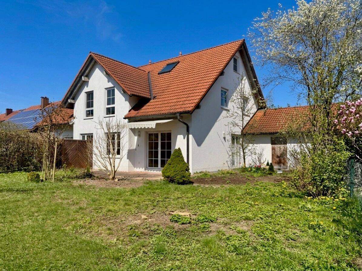 Familientraum in Buchloe/Lindenberg: Großzügige DHH mit sonnigem Südgarten, Garage & Stellplatz – Buchloe – Bild 1 von 9