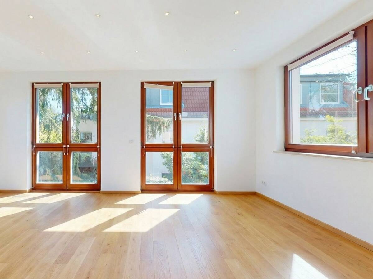 Viel Platz für Familie & Leben: Großes Einfamilienhaus mit Terrassen und Garten – 12309 Berlin – Bild 1 von 9