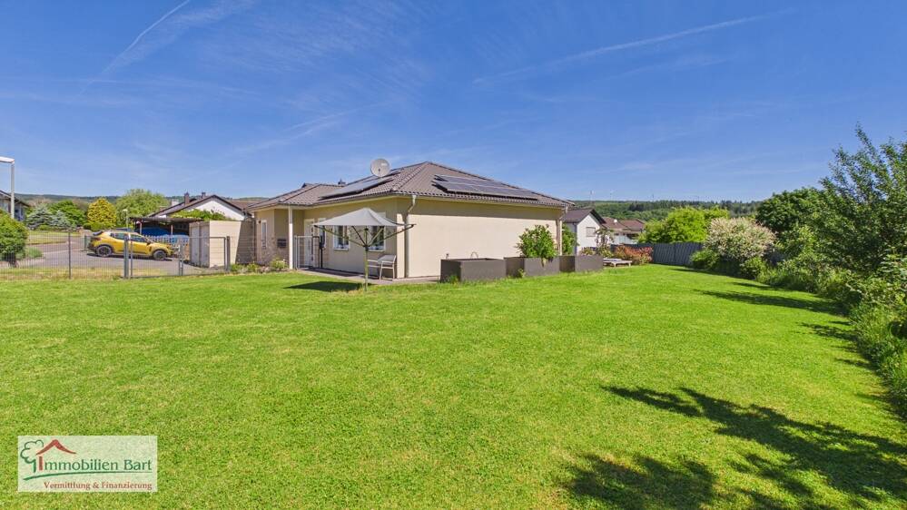 TRAUMHAUS IN WEISKIRCHEN: BUNGALOW MIT 3 SZ / 2 GARAGEN / TOLLER GARTEN! – Weiskirchen – Bild 1 von 9