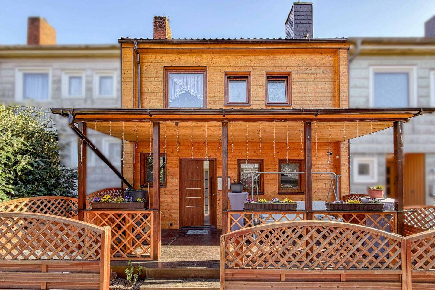 Modernisiertes und familienfreundliches Reihenmittelhaus mit Garten, Terrasse und Wintergarten – Stade – Bild 1 von 9