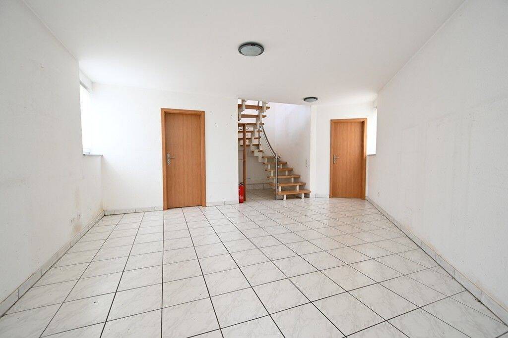Renovierungsbedürftiges Einfamilienhaus auf 4 Ebenen mit 3 Balkonen * Bj. '95 * ca.141,38 m² Wfl. * 1 Garage im Nutzungsrecht – Leverkusen – Vorschaubild 4