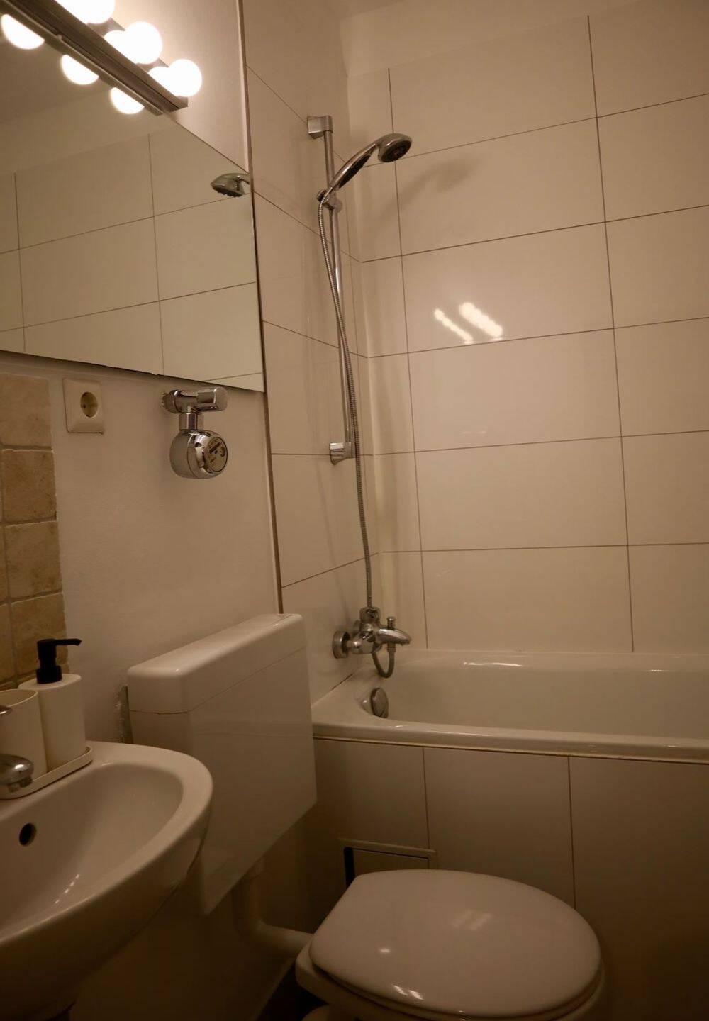 Helle 2-Zimmer-Wohnung mit Balkon in begehrter Lage im Glockenbachviertel – München – Vorschaubild 8