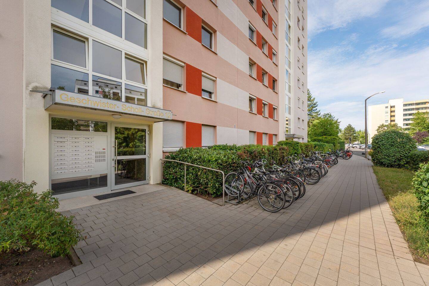 Vermietete 4 Zi Wohnung mit Balkon, Aufzug und Garage in Erlangen – Erlangen – Vorschaubild 2