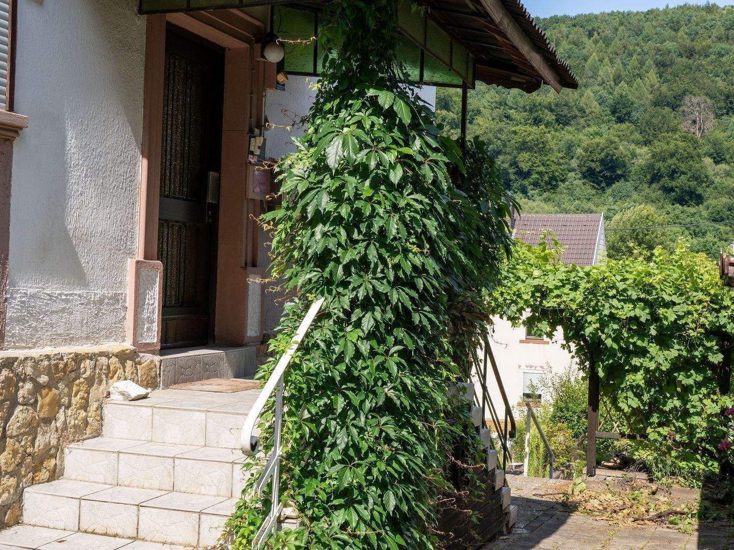 Endlich Platz! Tolles Zweifamilienhaus in Saarbrücken/Scheidt zu verkaufen! – Saarbrücken – Vorschaubild 2