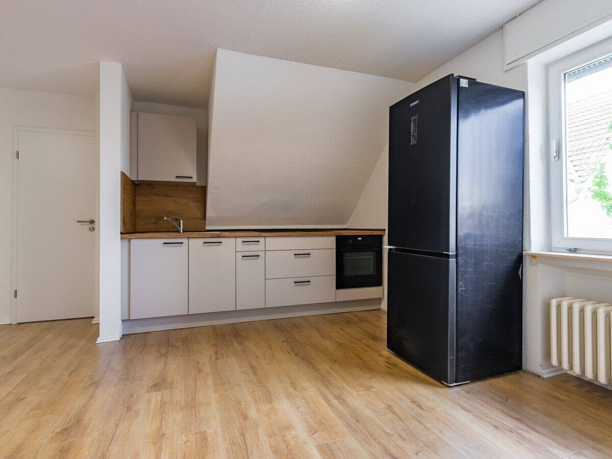 MODERNISIERTE 2,5-ZIM-WOHNUNG MIT NEUER EINBAUKÜCHE, GEMEINSCHAFTSGARTEN, STELLPLATZ (KEIN BALKON) – Büren – Vorschaubild 3