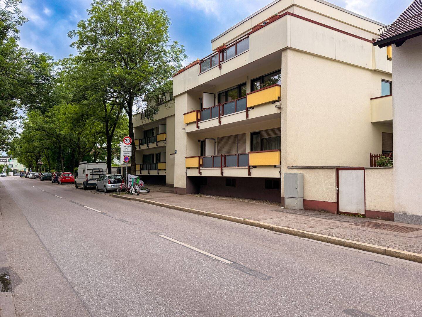 Renovierte 2-Zim.-Wohnung mit Einbauküche, 2x Balkonen & Stellplatz im schönen Bogenhausen – München – Vorschaubild 2