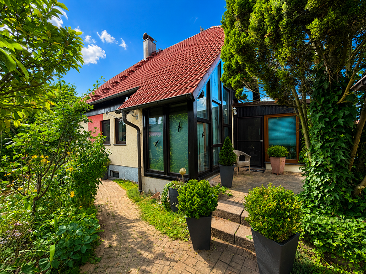 Stilvoll wohnen mit Raum für die Familie - gepflegtes Einfamilienhaus mit großem Grundstück – 4356 Leipzig – Bild 1 von 9