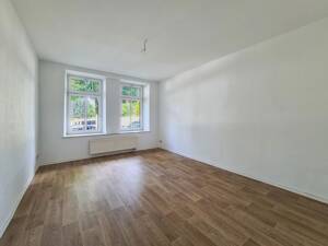 Komfortabel wohnen: Geräumige Wohnküche, überdachter Balkon & Bad mit Wanne/Dusche (Stellplatz mgl.) – 9130 Chemnitz – Vorschaubild 2